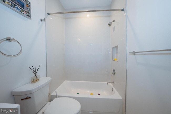 Building Photo - 1326 N Mascher St