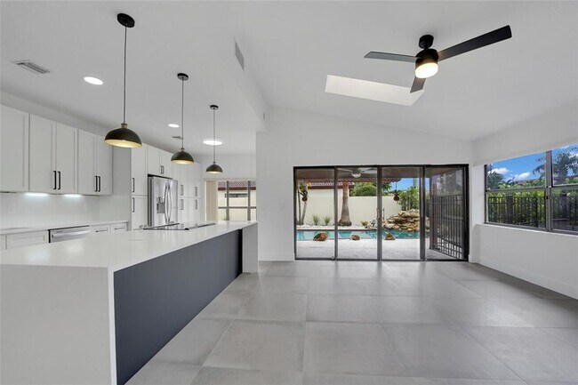 Building Photo - 7850 Villa Nova Dr