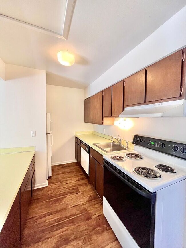 Building Photo - 1 Bed, 1 Bath Apartment!