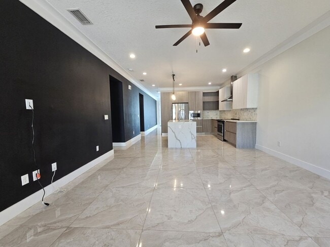 Building Photo - Spacious 4/2.5 Home