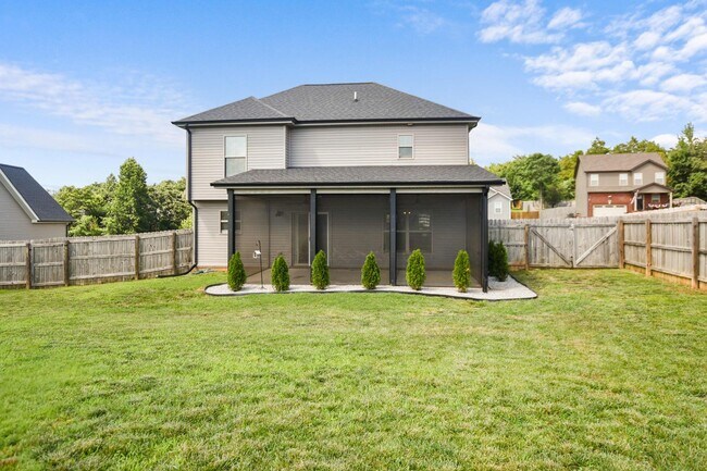 Building Photo - Pet Friendly Three Bedroom!
