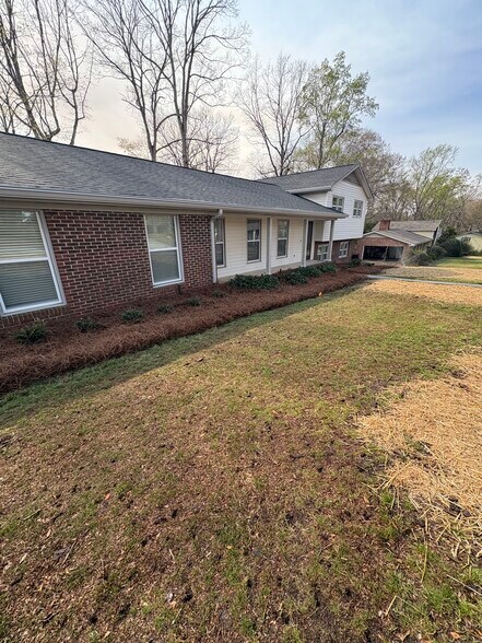 Building Photo - 304 S Almond Dr