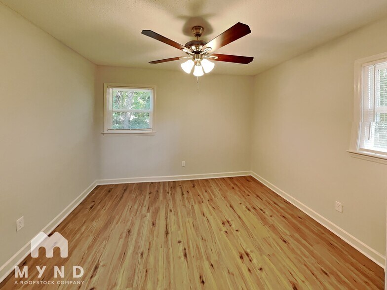 Building Photo - 3211 Spring Valley Dr