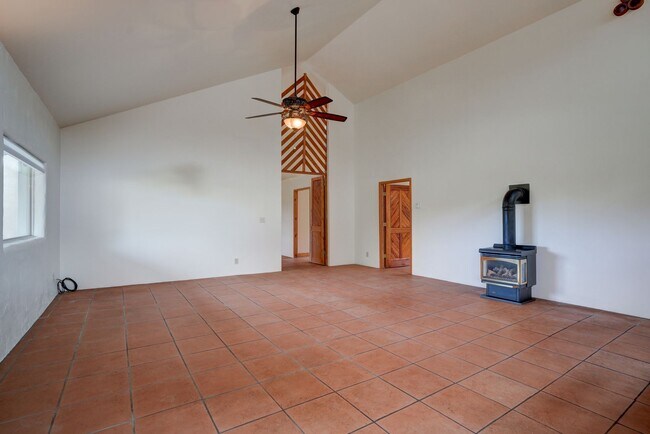 Building Photo - 2 Bedroom plus Office in Main House & Stud...