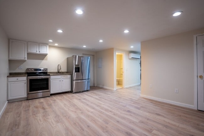 Building Photo - 1042 Davenport Dr