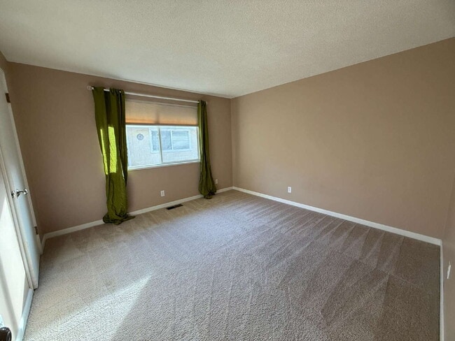 Building Photo - Spacious 4-Bedroom Retreat in Renton Available!