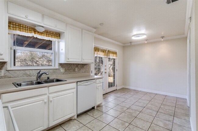 Building Photo - 719 Koen Ln