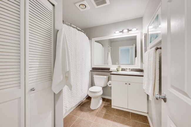 Building Photo - 2 bd 1.75 bath Lynnwood Townhome  availabl...