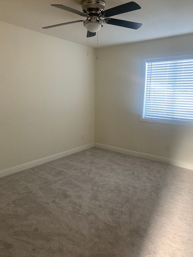 Building Photo - Central Paradise Location Brand Newer3 bed...