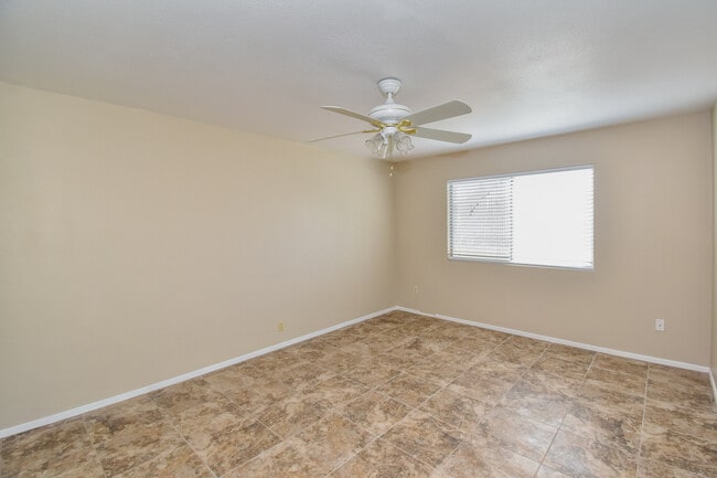 Building Photo - 1413 E Torrey Pines Cir