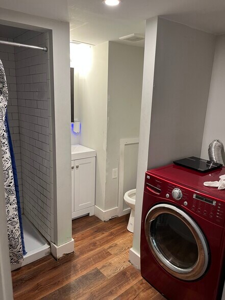 bath/w/d - 163 River Rd