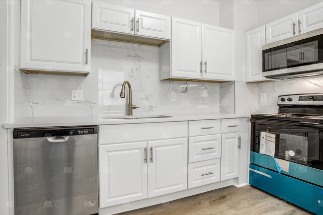 Building Photo - 812 Monroe Ave