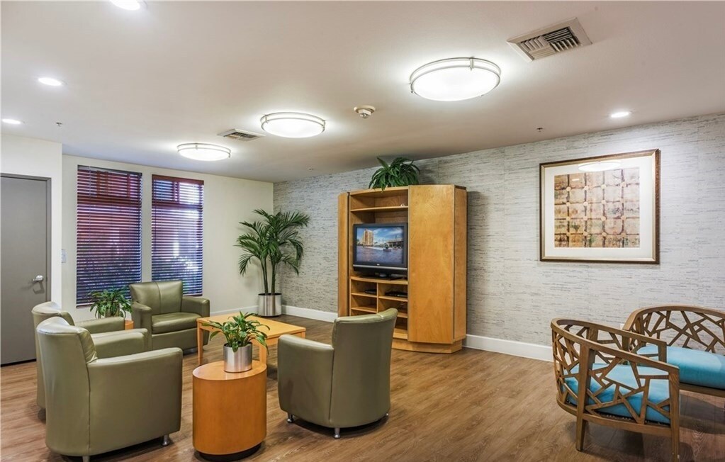 Building Photo - 388 E Ocean Blvd