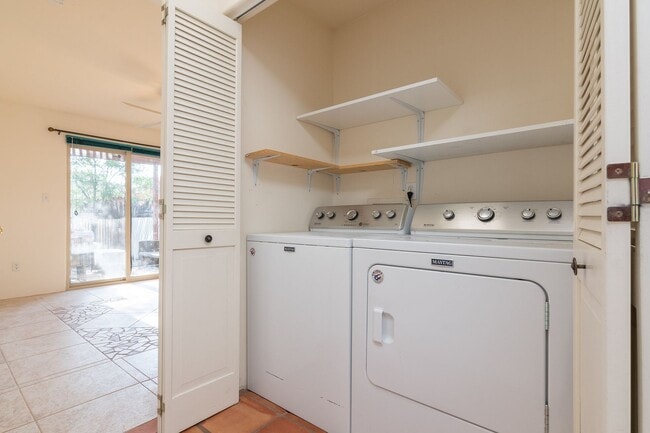 Building Photo - Cute Single Family Home Available now!