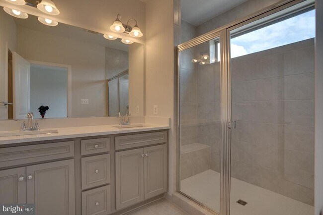 Building Photo - 5102 Oakmoore Dr