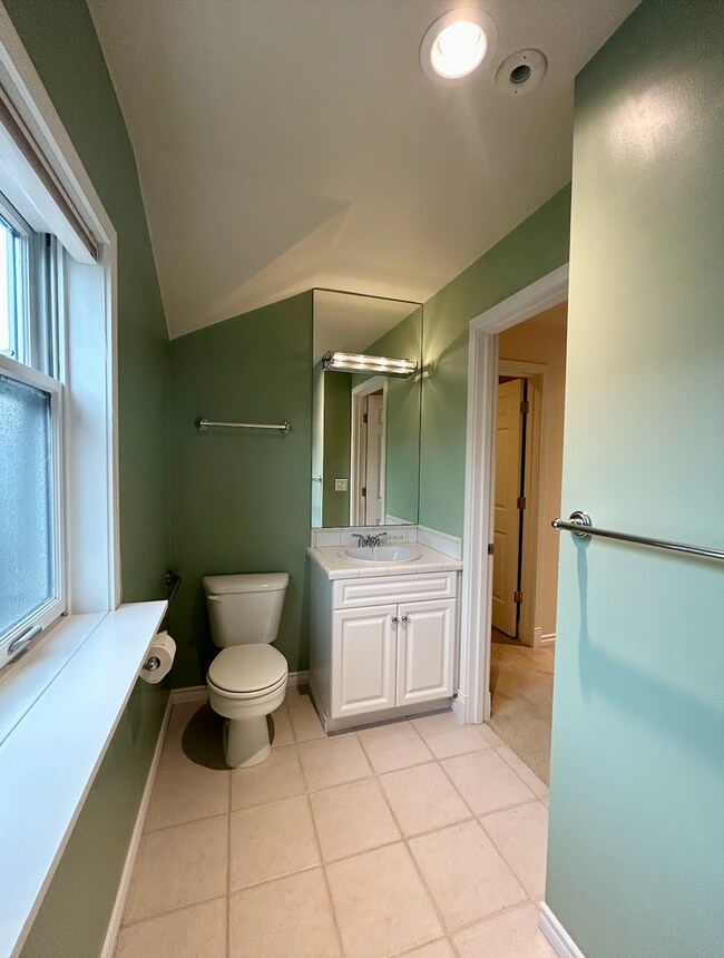 Building Photo - Madison Park Townhome