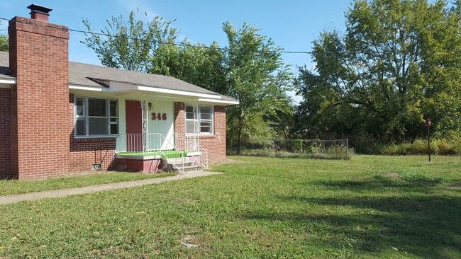 Building Photo - Spacious 3 bedroom and 1 bathroom