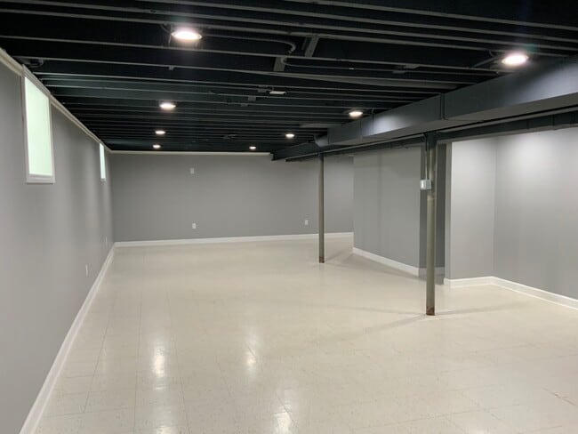 Building Photo - 750 Greenbay Ave