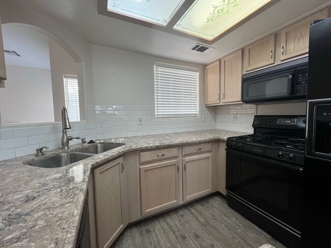 Building Photo - BEAUTIFUL UPGRADED CONDO/MANY AMENITIES - 3 BED, 2 BATH