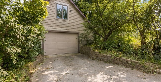 Building Photo - 3-Bedroom Home with Peekaboo Views of Silv...
