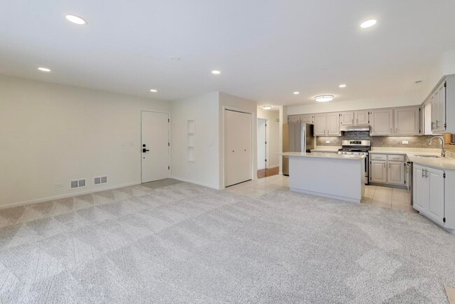 Building Photo - 1209 E Davis St