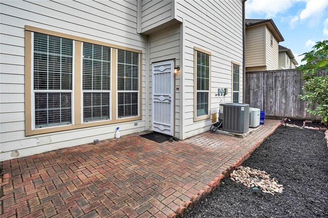 Building Photo - 2615 Cheshire Oaks Dr