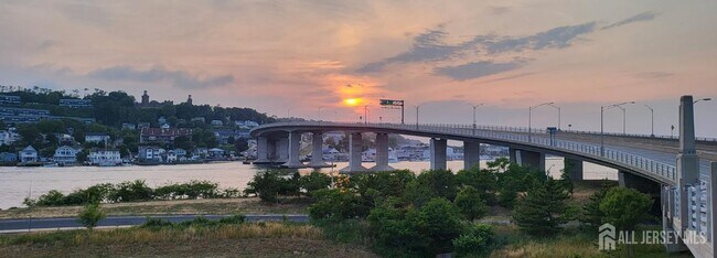 Building Photo - 45 Miller St