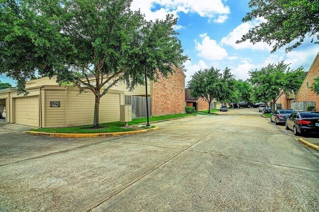 Building Photo - 938 Memorial Village Dr
