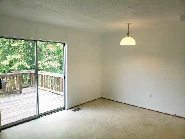 Building Photo - 4 Bedroom 2.5 Bathroom Town Home in Quiet ...