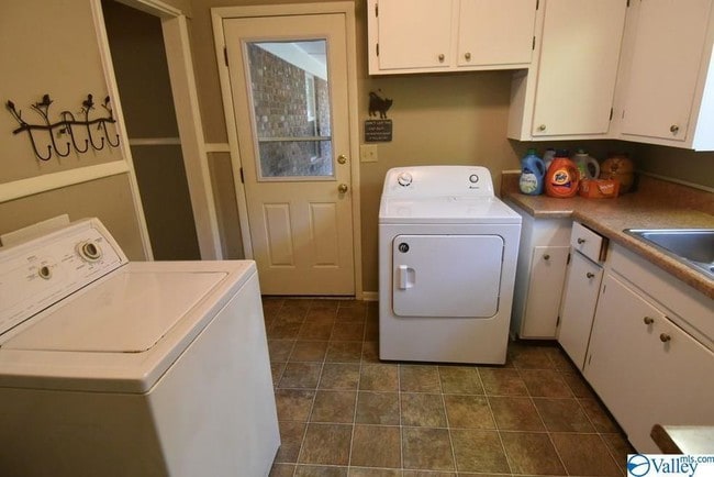 Building Photo - 3500 Colonial Dr