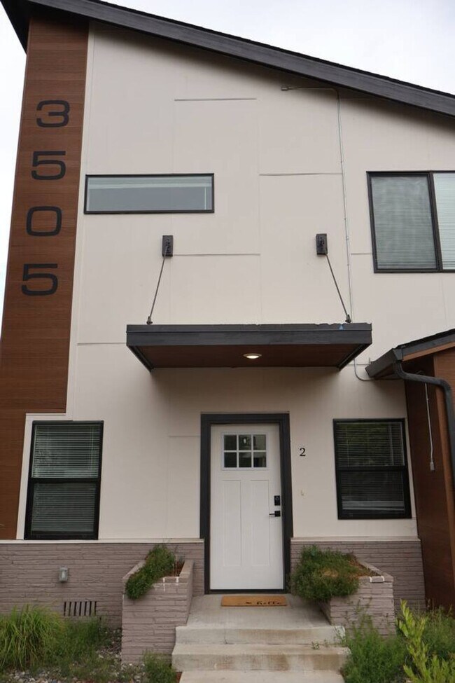 Building Photo - 204 E 35th St