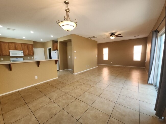 Building Photo - Beautiful detached home with fully fenced back yard.