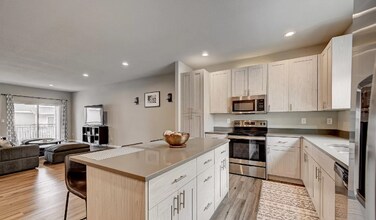 Building Photo - Charming town-home style condo Coming June 2026!