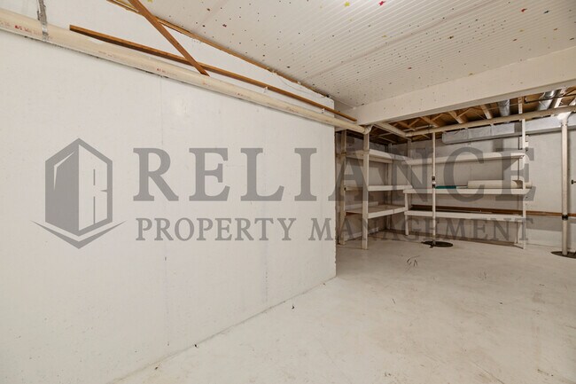 Building Photo - 516 N Lakeside Dr