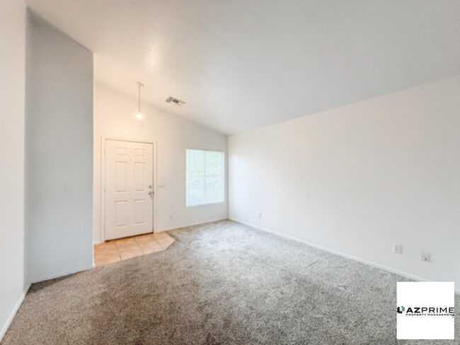 Building Photo - Lovely 3/2 El Mirage House - Spacious &amp; Modern!