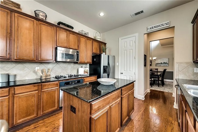 Building Photo - 2301 Canyon Creek Dr