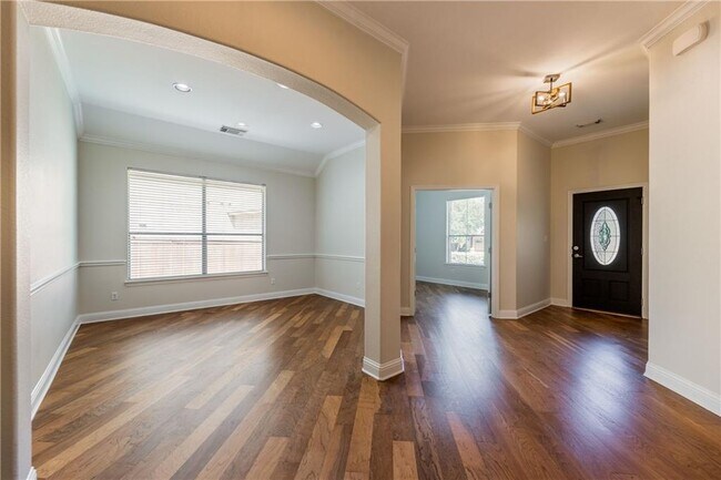 Building Photo - 4001 Sapphire Loop