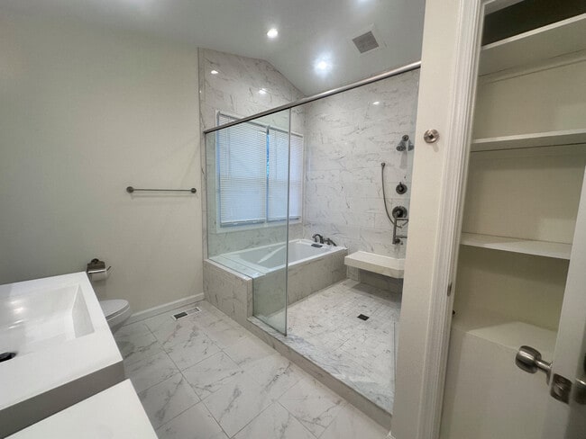 Building Photo - 310 Azalia Dr