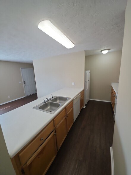 Building Photo - 640 W Stevens St