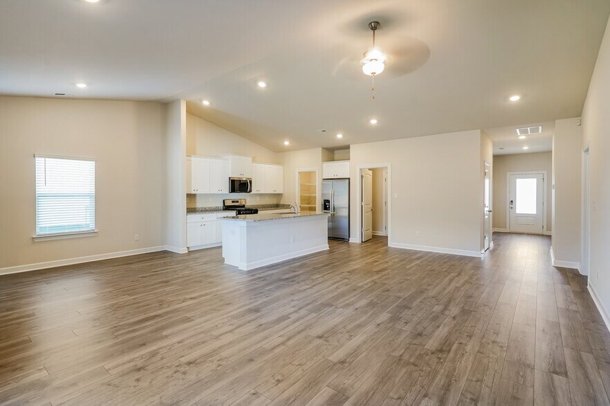 Building Photo - 3451 Quintana Dr