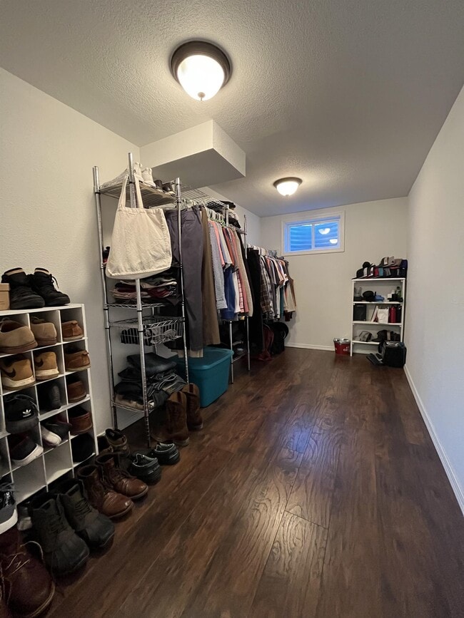 Building Photo - 613 Killarney Dr