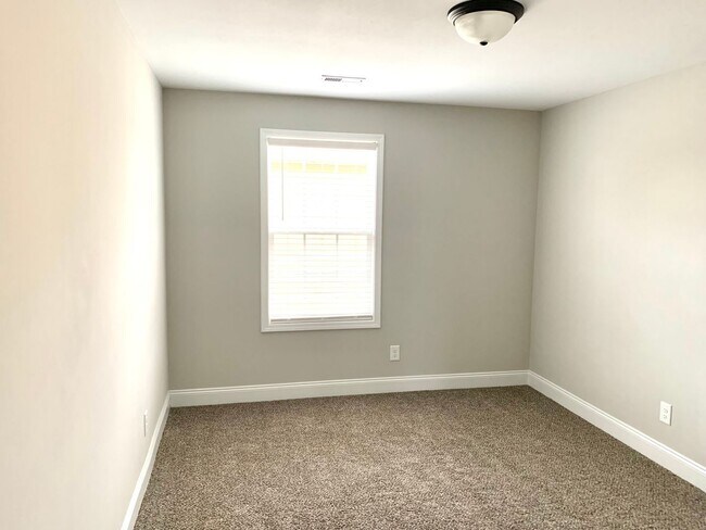 Building Photo - 712 Banister Dr