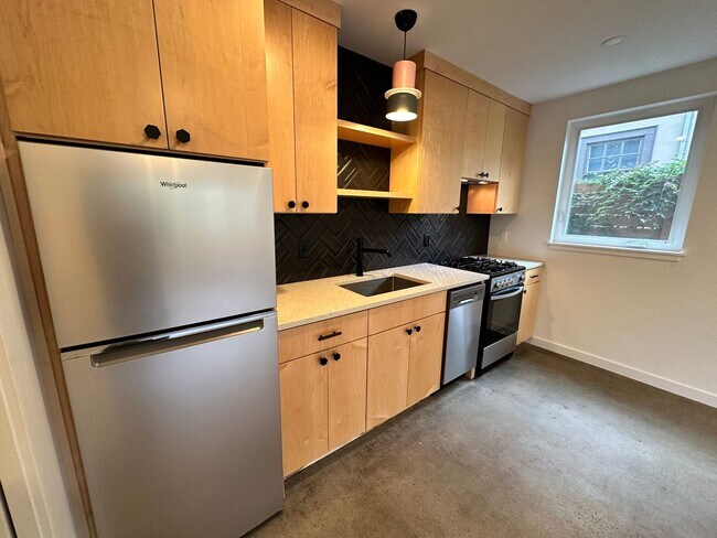 Building Photo - Like-New ADU in NE Portland!