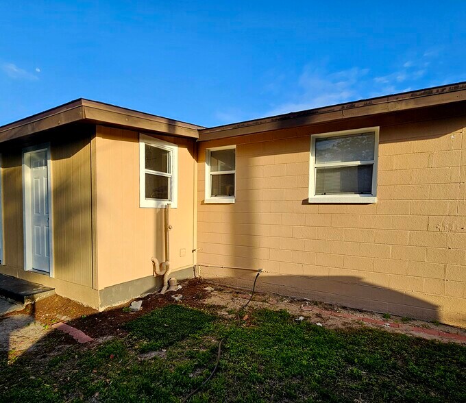 Building Photo - 38413 13th Ave