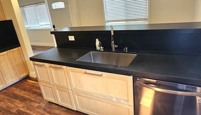Building Photo - Gorgeous Remodeled 2 Bedrooms, 1 Bath Hous...