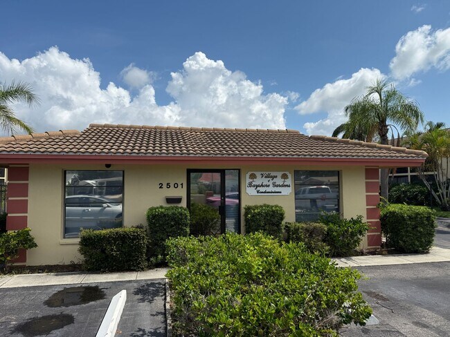 Building Photo - 2 Bedroom 2 Bath Ground Floor Condo Centra...