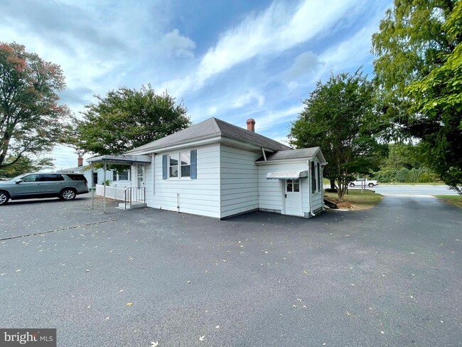 Building Photo - 590 Hallowing Point Rd