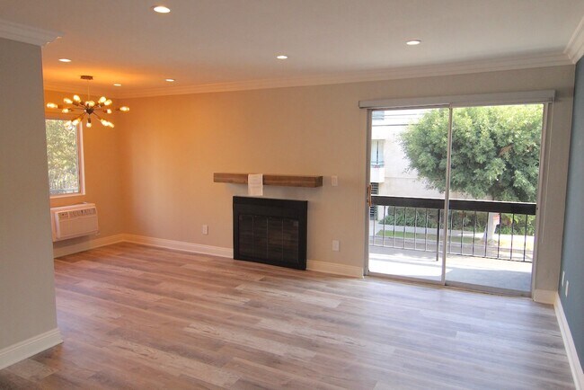 Building Photo - 1450 S Bundy Dr