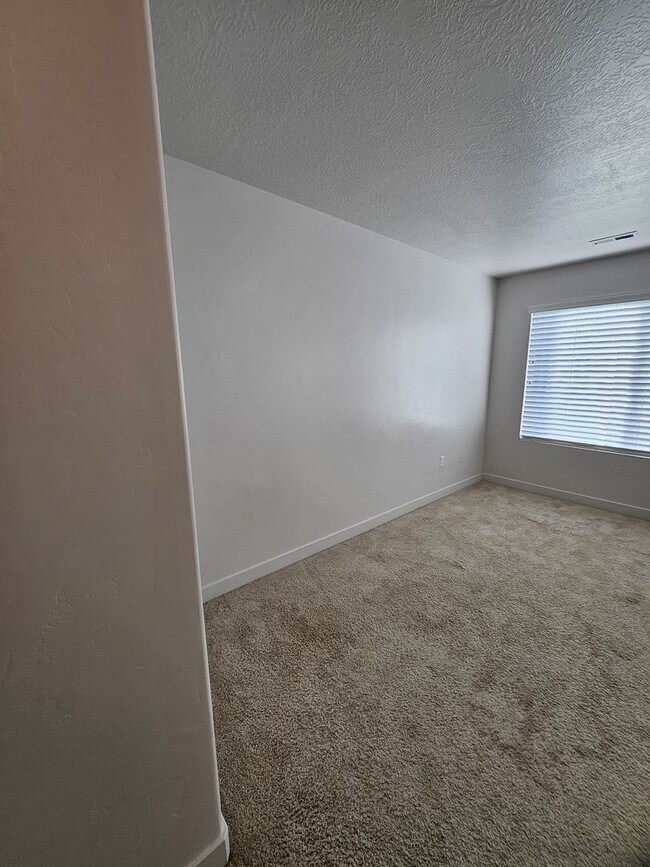 Building Photo - 4 Bedroom Town Home for Rent