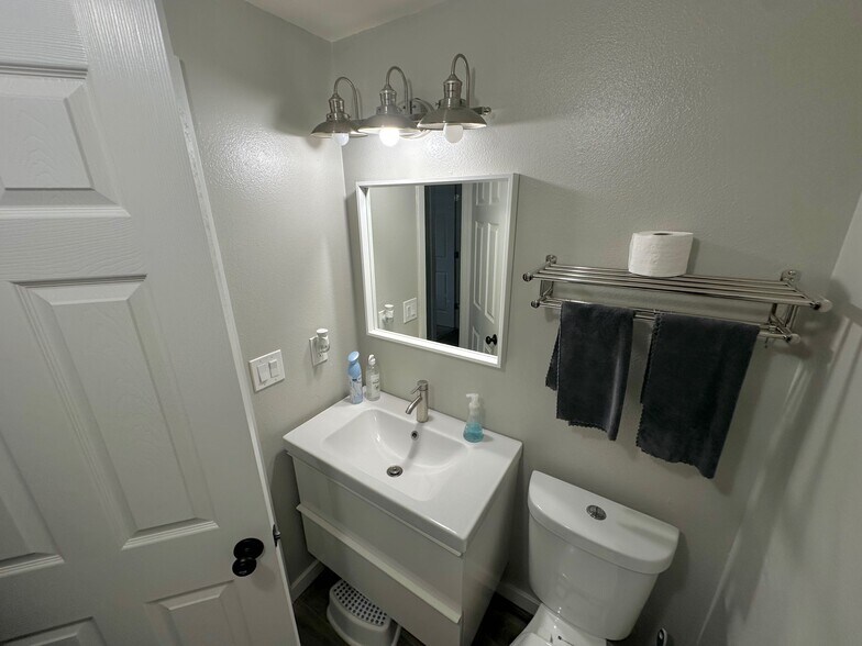 Upstairs Bathroom - 6617 E Grandview Ave